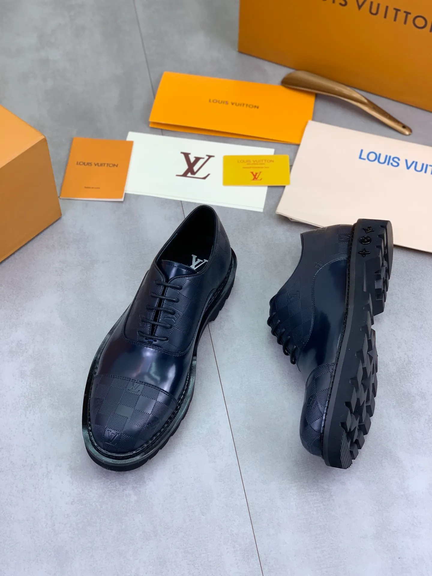 Factory price P820 💎💎💎Top version LOUIS VUITTON [Louis Vuitton] - LV men's business casual leather shoes, luxurious and noble 👞All imported original cowhide, just to create a more comfortable wearing experience, upper: original high-end calfskin➕Imported soft cowhide lining, original lightweight foam outsole✔️Color: 3️⃣colors available Size: 39-44 (38.45 46 can be customized (non-returnable)